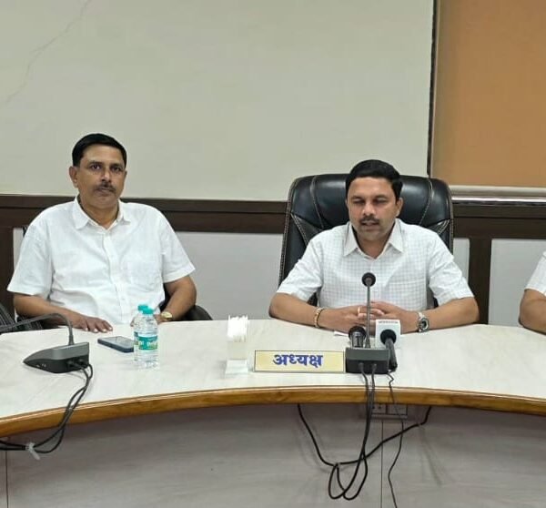 जिल्ह्यातील अव्वल दूध संस्थांचा सन्मान करण्यात येणार : मनीष दळवी.