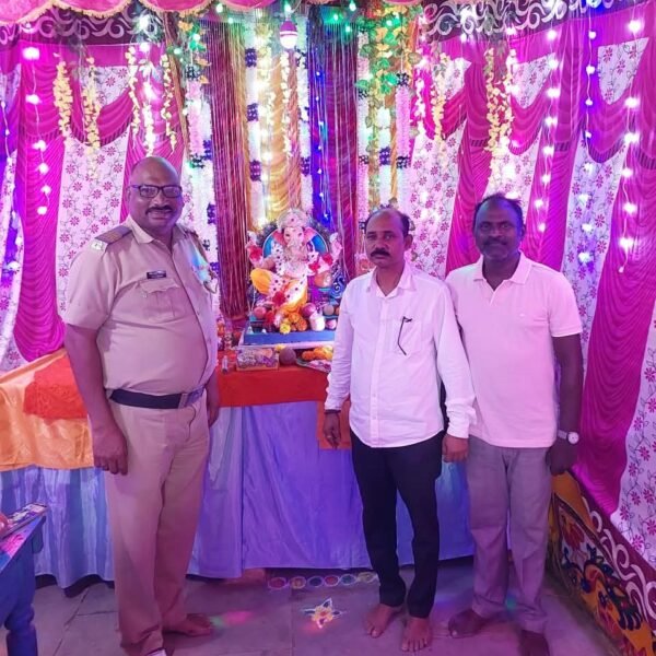 खारेपाटण पोलिस स्टेशनमध्ये गणपती बापाच्या मूर्तीची प्रतिष्ठापना