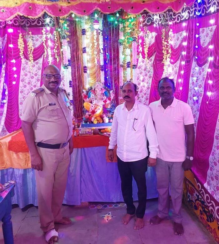 खारेपाटण पोलिस स्टेशनमध्ये गणपती बापाच्या मूर्तीची प्रतिष्ठापना