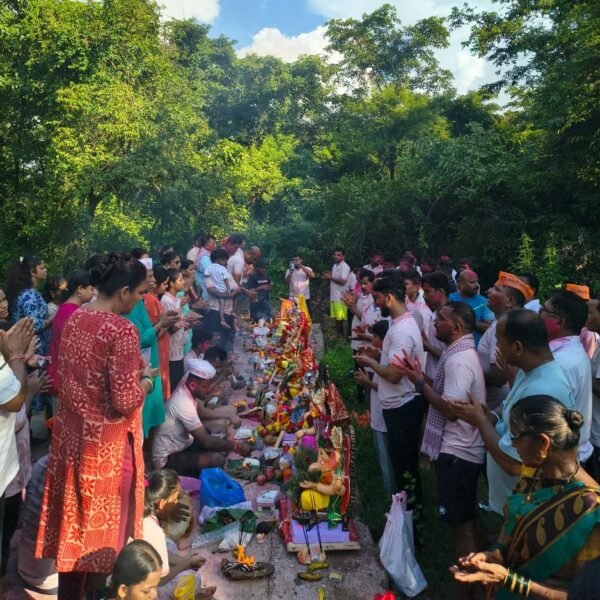 ‘गणपती बाप्पा मोरया… पुढच्या वर्षी लवकर या!’च्या जयघोषात गौरी-गणपतींना भक्तिभावाने निरोप