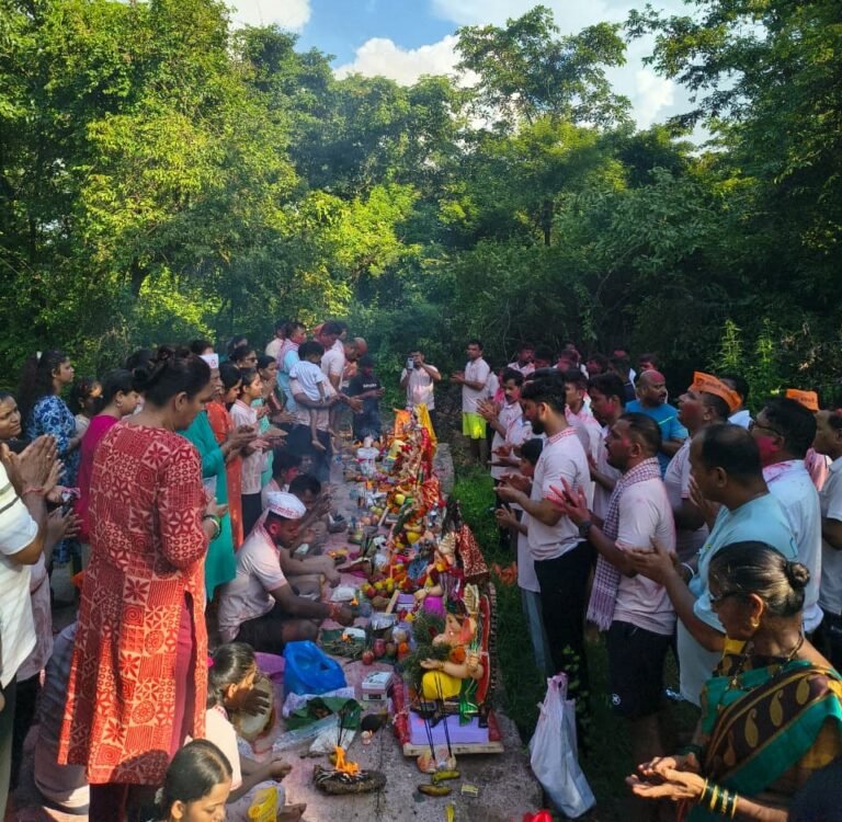 ‘गणपती बाप्पा मोरया… पुढच्या वर्षी लवकर या!’च्या जयघोषात गौरी-गणपतींना भक्तिभावाने निरोप