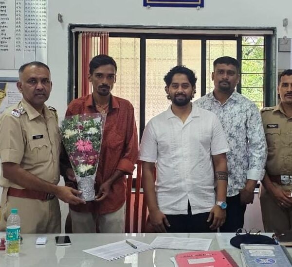 रस्त्यात मिळालेले पाकीट तेलंगणातील चालकाला परत….
