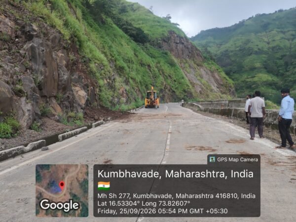 करूळ घाटात कोसळलेली दरड काढून वाहतूक सुरळीत
