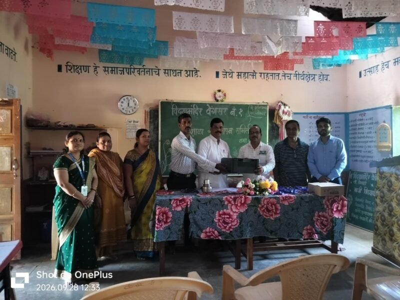 वेंगसर शाळेला पालकांकडून ५५ हजारांचे शैक्षणिक साहित्य