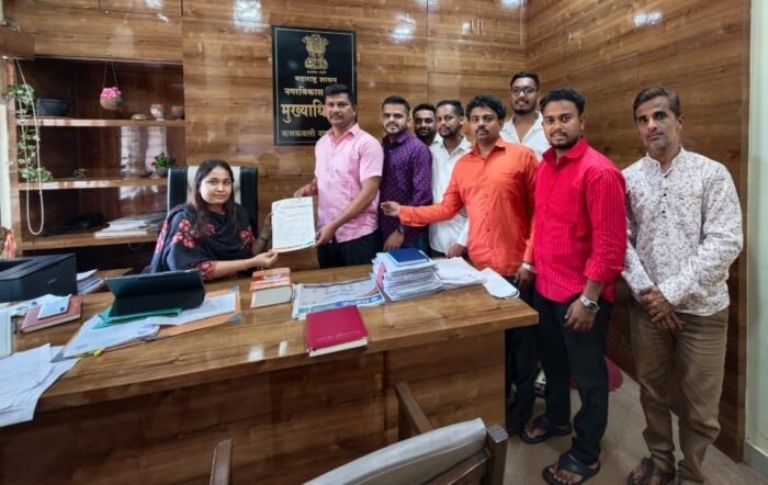 हायवेच्या पुलाखालील भाजी-फळ विक्रेत्यांच्या पुनर्वसनात स्थानिक भूमिपुत्रांना प्राधान्य द्या