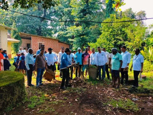 खांबाळेत पंचायत समिती सदस्य मंगेश लोके यांच्या उपस्थितीत स्वच्छता मोहीम