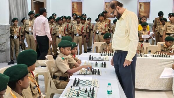 भोसले सैनिक स्कूलमध्ये सायमल्टेनिअस चेस प्ले; १०५ विद्यार्थ्यांनी शरद वझे&hellip;