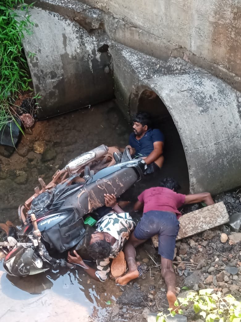 गोठणेत मोटारसायकल कोसळली ओहोळात, तिघे जखमी
