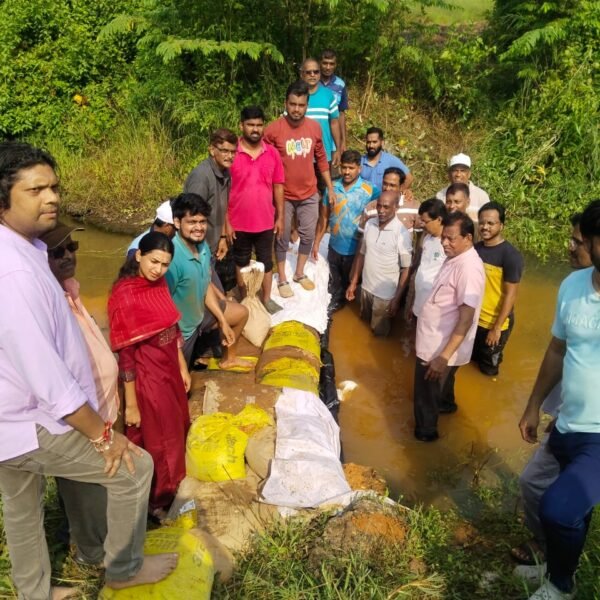 ओरोस समर्थनगर येथे श्रमदानातून बंधारा पूर्ण; अधिकाऱ्यांनी हाती घेतली फावडी!