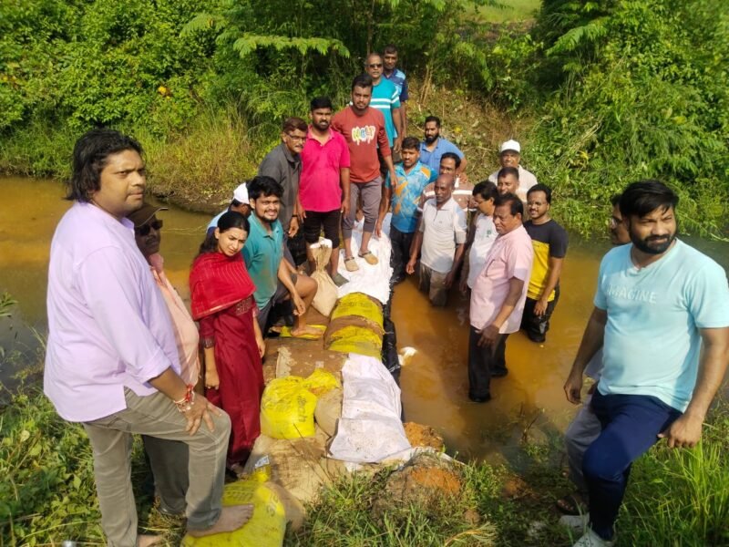 ओरोस समर्थनगर येथे श्रमदानातून बंधारा पूर्ण; अधिकाऱ्यांनी हाती घेतली फावडी!