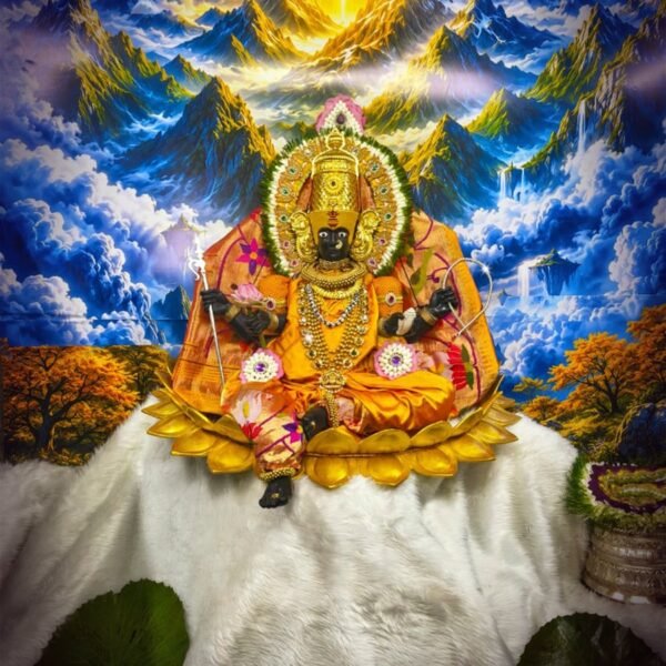 करवीर निवासिनी महालक्ष्मी आई अंबाबाई भगवान श्रीकृष्णांच्या बरोबर अवतार धारण केलेल्या नंदकन्या नंदादेवी या रूपात सजली