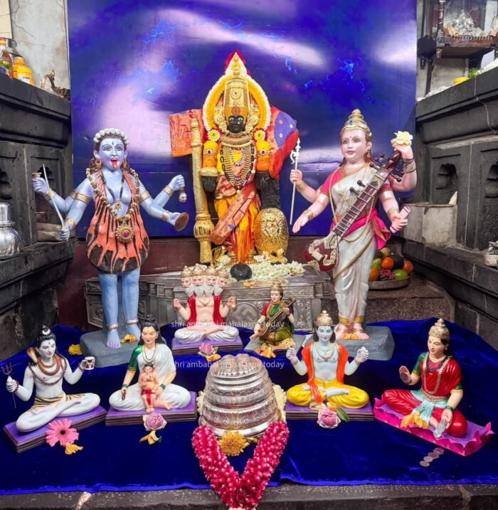 करवीर निवासिनी अंबाबाई ची सर्वस्याद्या महालक्ष्मी रूपात पूजा