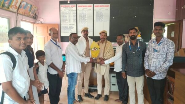 आचरा समुद्रात बुडणाऱ्या पर्यटकाला जीवदान देणाऱ्या होमगार्डचा आचरा ग्रामपंचायतीच्या वतीने&hellip;