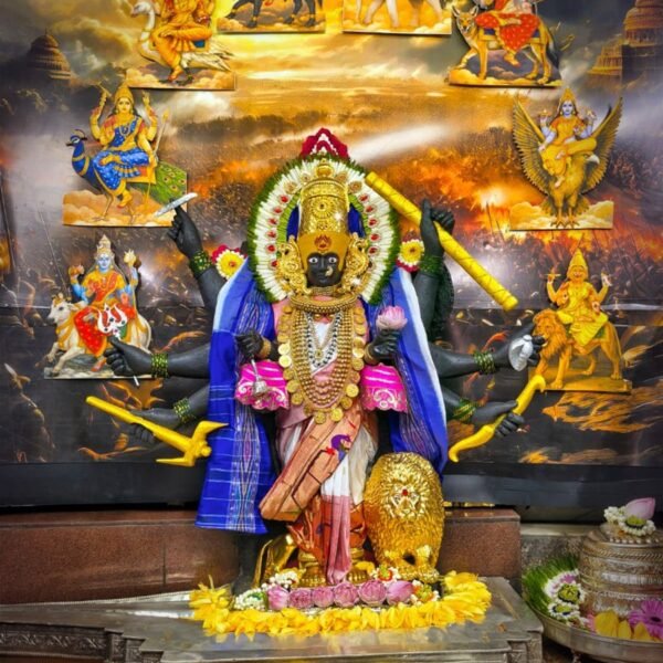 करवीर निवासिनी महालक्ष्मी अर्थात अंबाबाई अष्टमातृकांसह महासरस्वती अर्थात भगवती कात्यायनीच्या रूपात सजली आहे