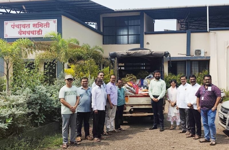 बंधारे बांधण्यासाठी वैभववाडी तालुका व्यापारी संघटनेकडून २९०० पिशव्यांची मदत
