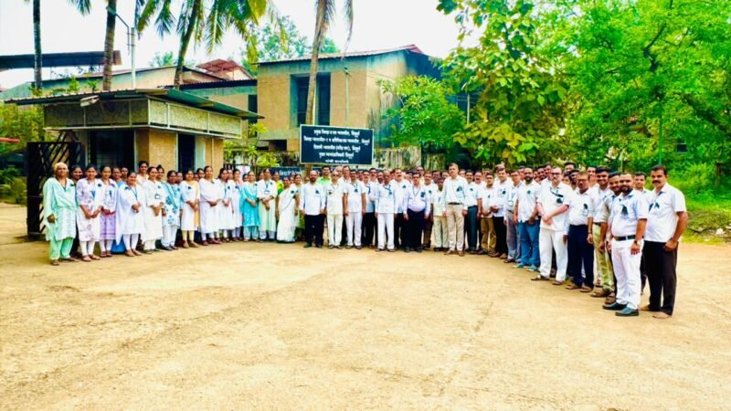 समान काम, समान वेतनासाठी न्यायालयीन कर्मचाऱ्यांचे काळ्या फिती लावून आंदोलन!
