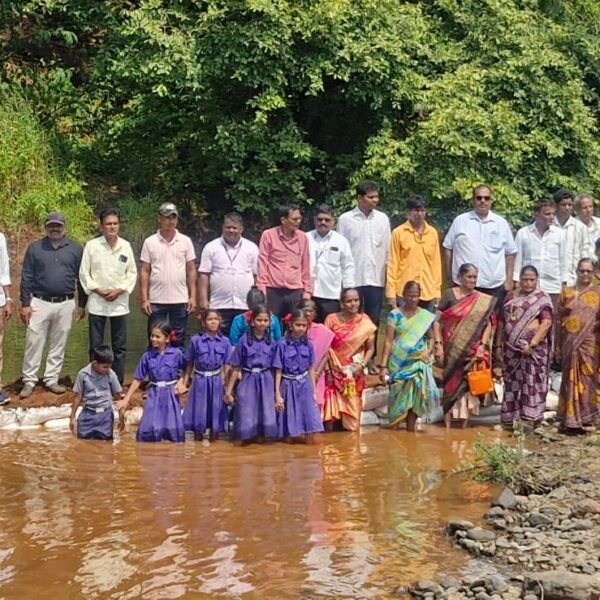 तिरवडे तर्फ खारेपाटण येथील ग्रामस्थांनी एकत्र येत बांधला वनराई बंधारा