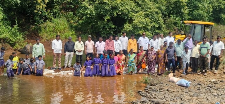 तिरवडे तर्फ खारेपाटण येथील ग्रामस्थांनी एकत्र येत बांधला वनराई बंधारा
