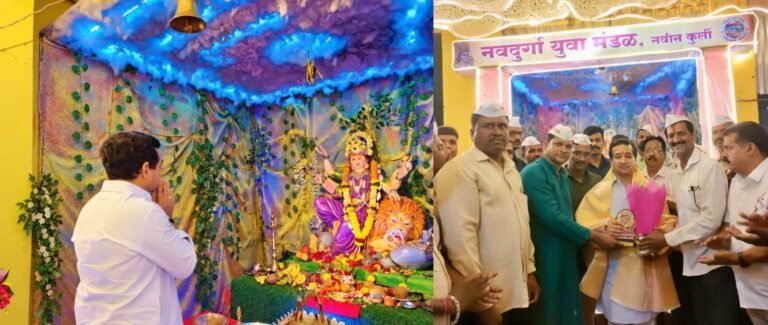 पालकमंत्री नितेश राणे यांनी घेतले नवीन कुर्ली येथे दुर्गादेवीचे दर्शन ! मंडळ आयोजकांचे कौतुक !