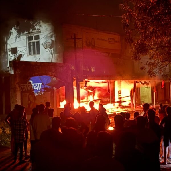 शेर्लेत अग्नितांडव | किराणा दुकानाला लागलेल्या आगीत लाखोंचे नुकसान