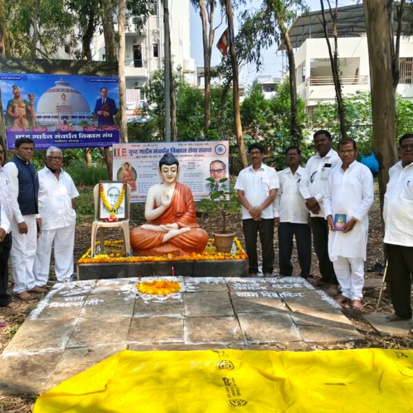 बुध्दगार्डन संवर्धन विकास संघ शास्त्रीनगर कोल्हापूर येथे संघाच्या वतीने सकाळी 9.00 वाजता धम्म वर्गासाठी उपस्थित उपासिकि उपासक
