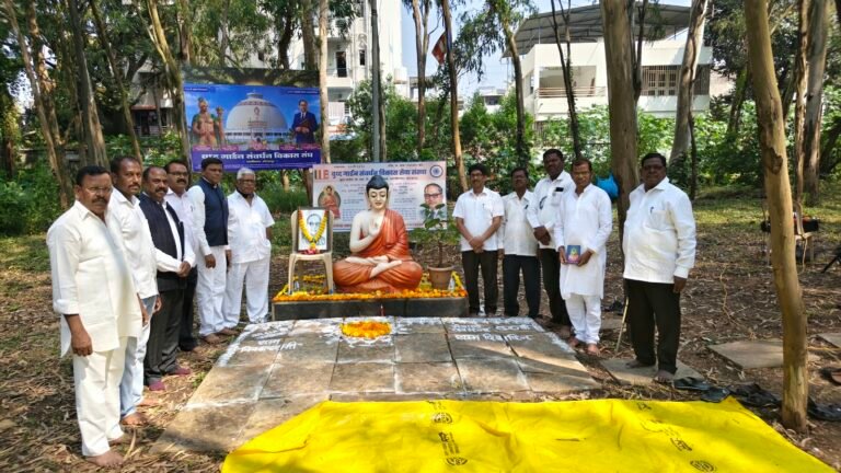 बुध्दगार्डन संवर्धन विकास संघ शास्त्रीनगर कोल्हापूर येथे संघाच्या वतीने सकाळी 9.00 वाजता धम्म वर्गासाठी उपस्थित उपासिकि उपासक