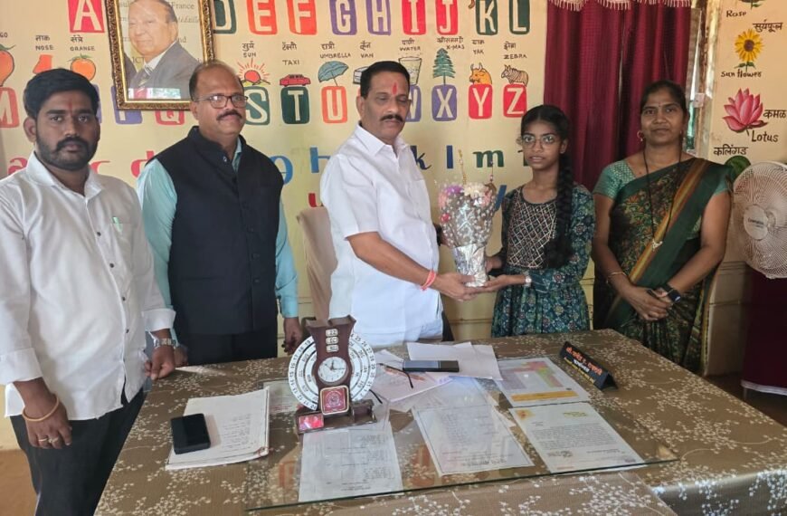 वैभववाडी तालुका शिक्षण संस्थेची विद्यार्थीनी दुर्वाक्षी फाटक जिल्ह्यात प्रथम