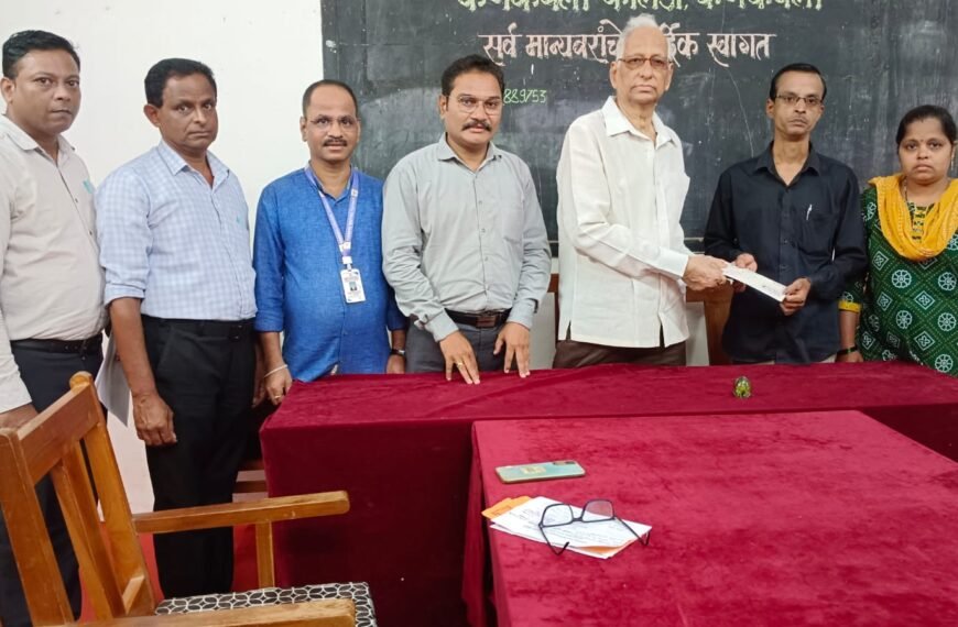कणकवली कॉलेजच्या वतीने रुपये ५ लाख विमा संरक्षण रकमेचा धनादेश मनोहर जाधव यांचेकडे सुपूर्त
