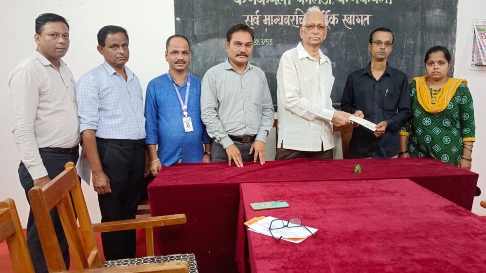 कणकवली कॉलेजच्या वतीने रुपये ५ लाख विमा संरक्षण रकमेचा धनादेश&hellip;